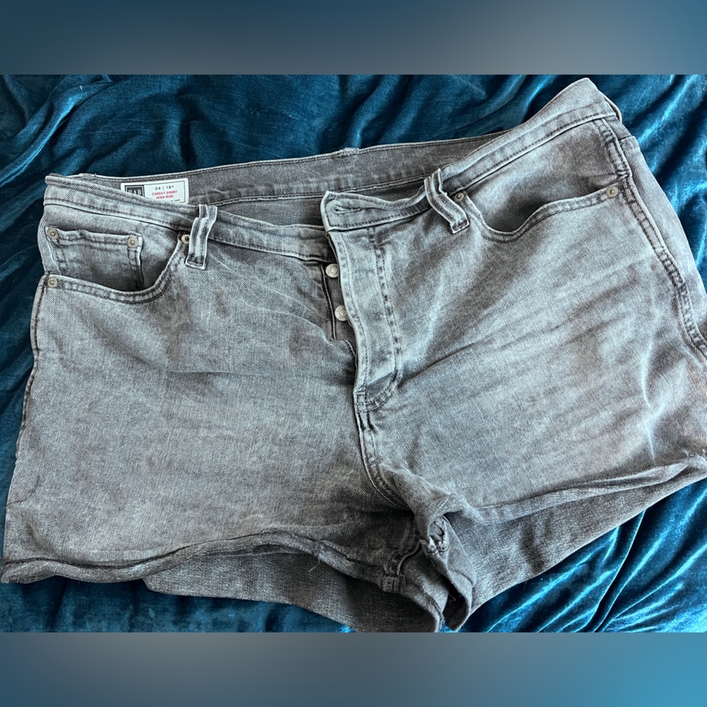 Gray-washed short denim shorts